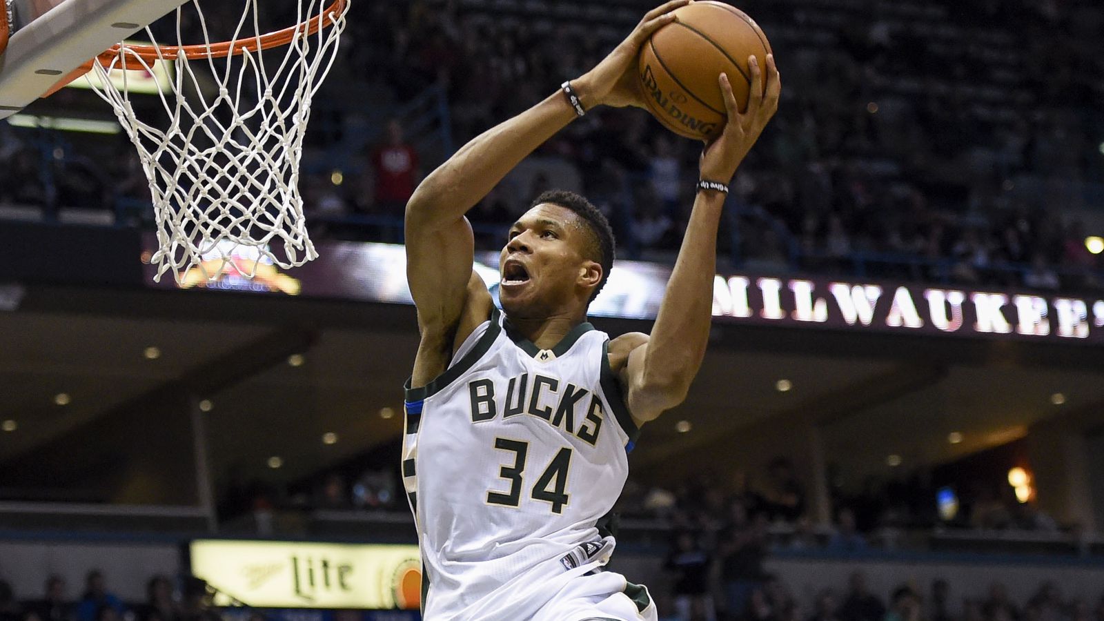 You are currently viewing Milwaukee Bucks’ Giannis Antetokounmpo voted Defensive Player of the Year