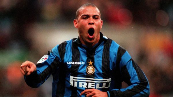 top 10 greatest strikers of all time